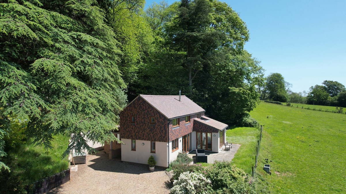 Chilworth Cottage | Holly Cottage - Tranquil luxury country cottage in the Surrey Hills
