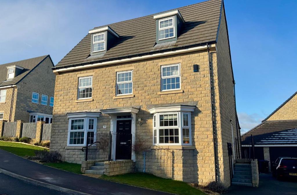 Hoylandswaine Villa | Holly House - Executive Rural Home with Jacuzzi