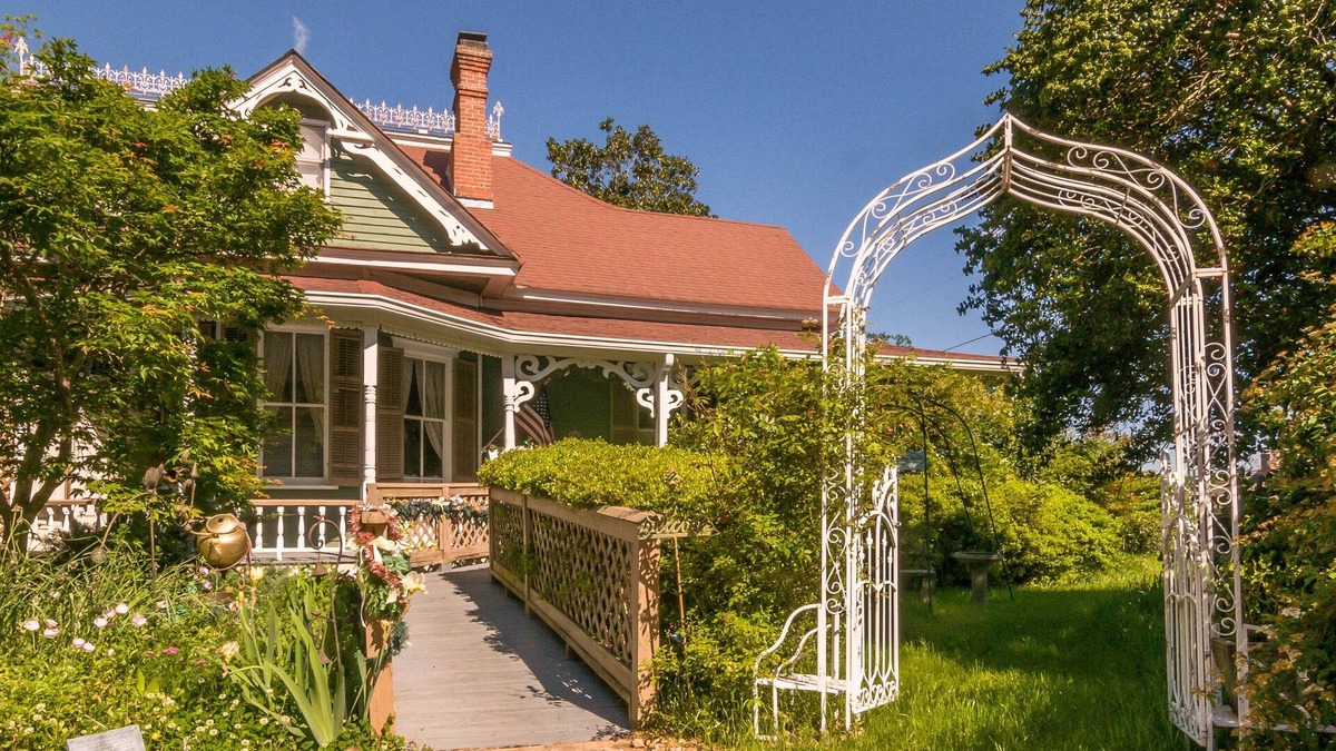 Hamilton Bed & Breakfast | Holly House of Hamilton