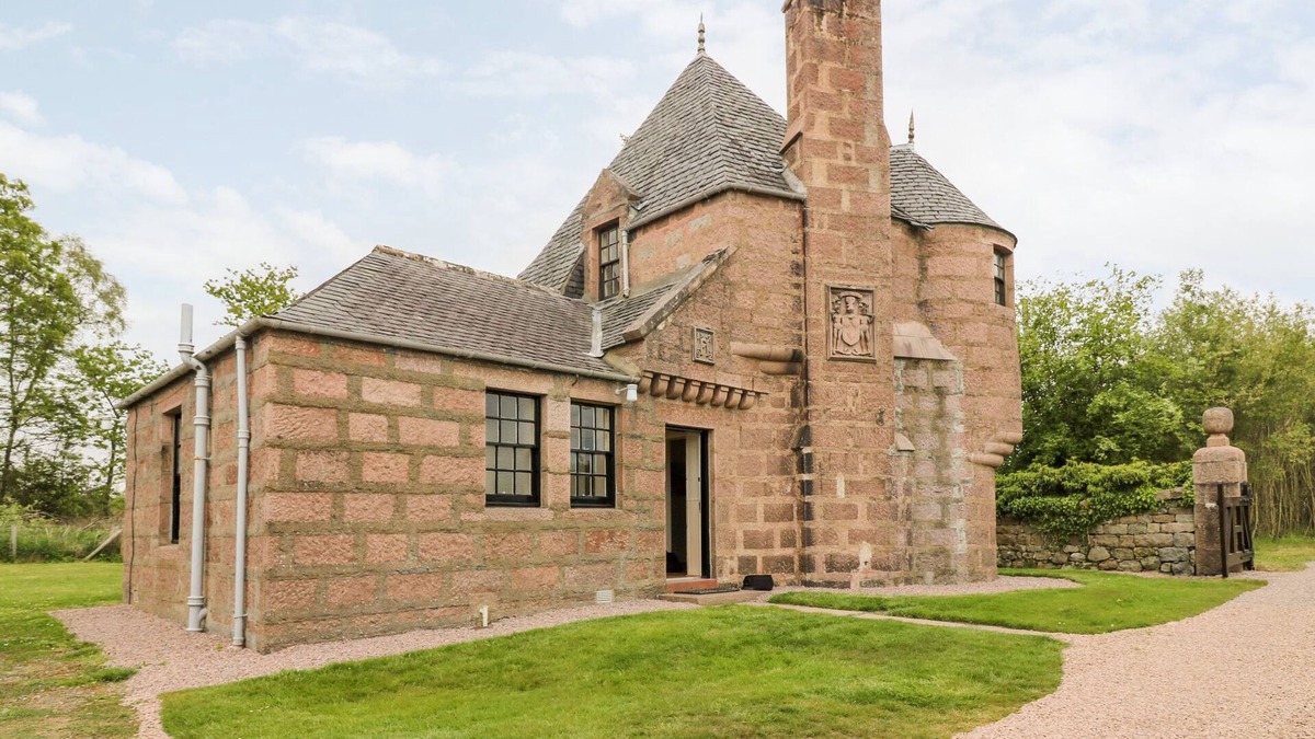 Aberdeen Cottage | HOLLY LEAF COTTAGE - DRUM CASTLE ESTATE, pet friendly in Peterculter