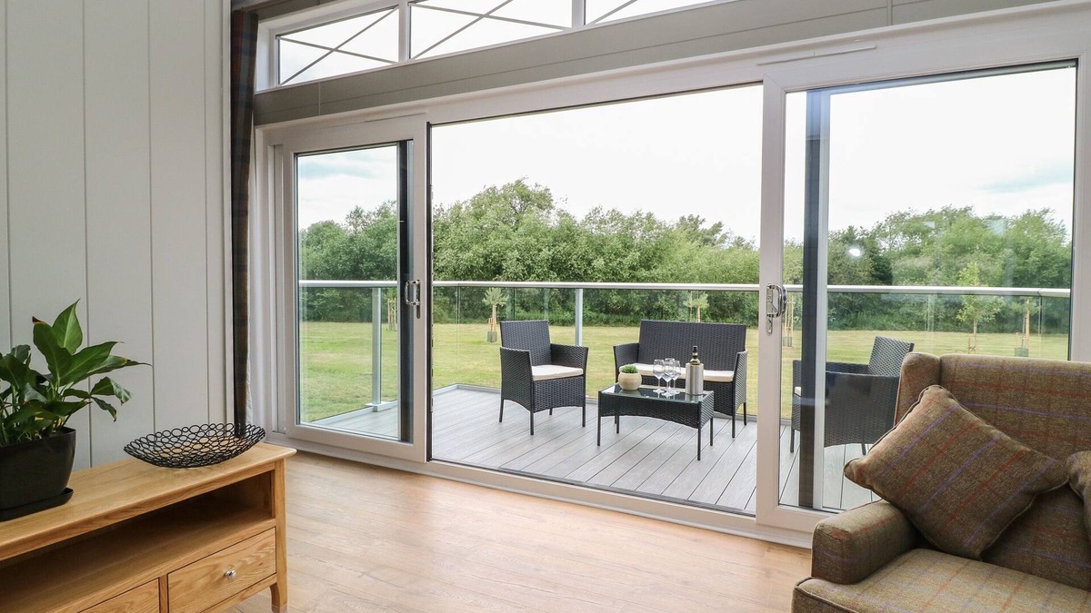 Newark Cottage | HOLLY LODGE, family friendly, with a garden in Newark-On-Trent