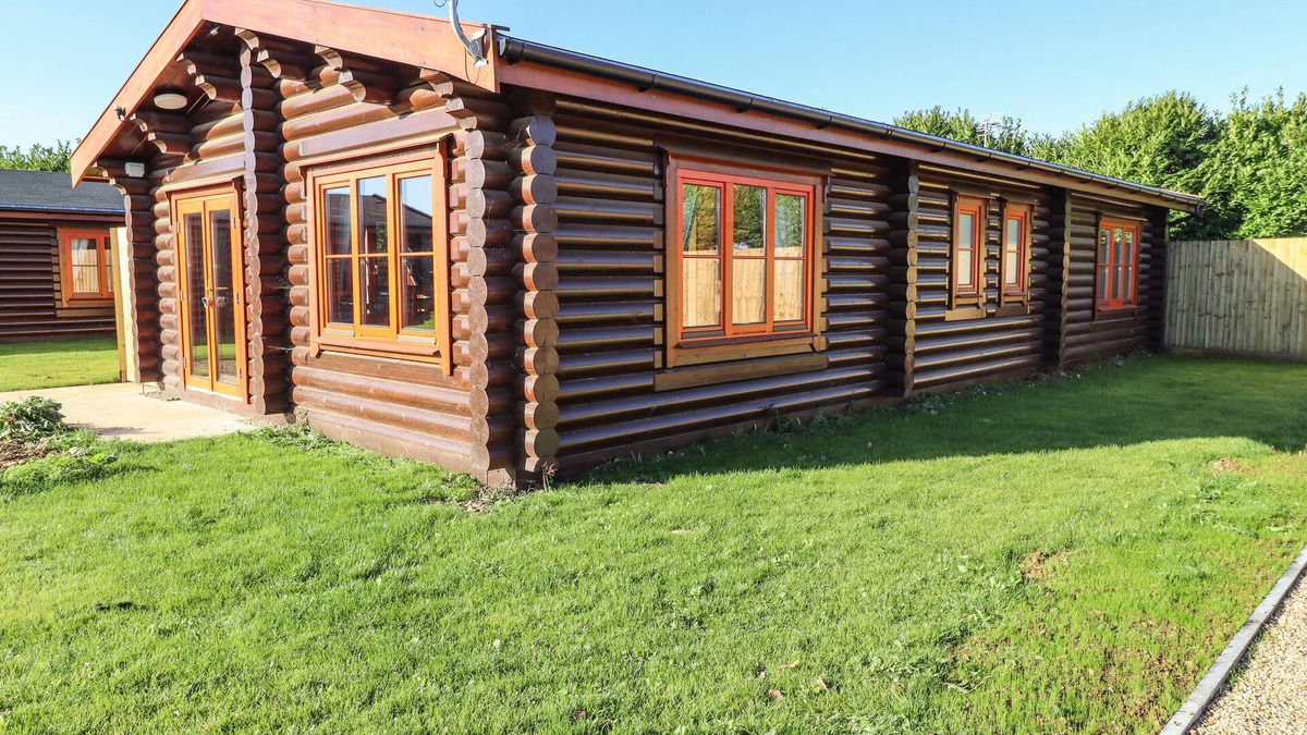 Castle Bytham Cottage | HOLLY LODGE, family friendly, with pool in Greetham, Rutland