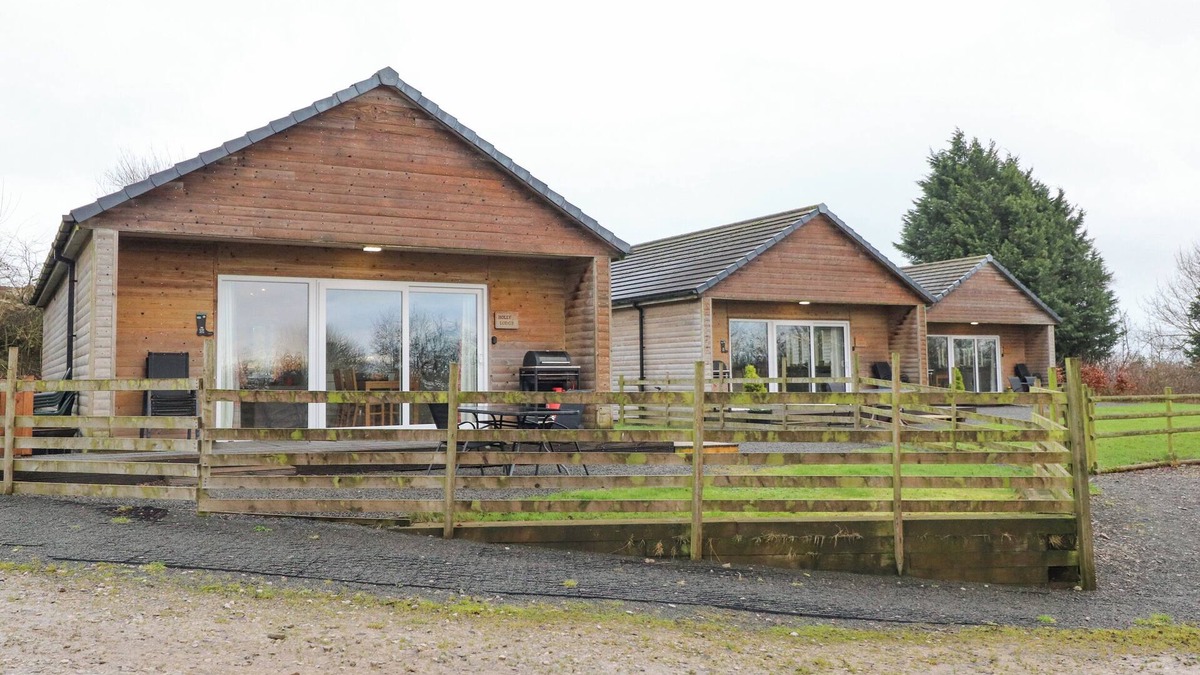 Preston House | HOLLY LODGE, pet friendly, character holiday cottage in Goosnargh