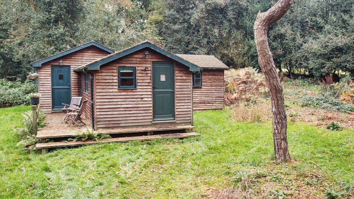 Chilworth Cabin | Holly Oaks - quiet and secluded woodland cabin in Surrey Hills