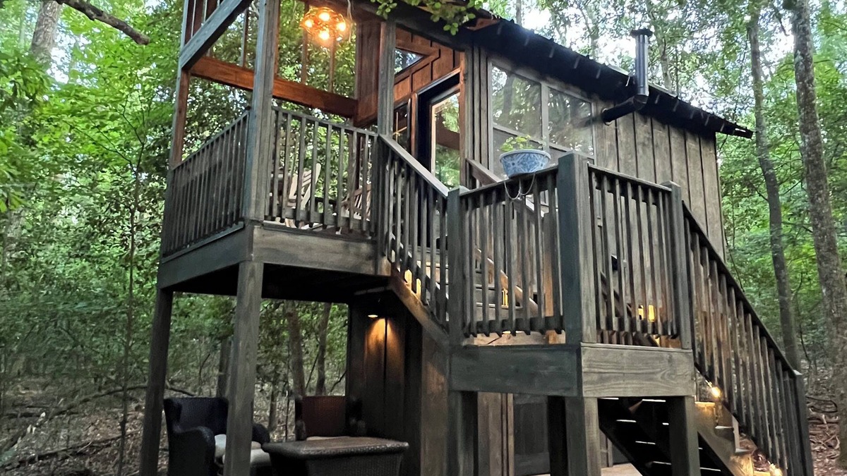 Anderson Cabin | Holly Trail Treehouse in Anderson with WIFI, AC, Smart TV and Full Bath