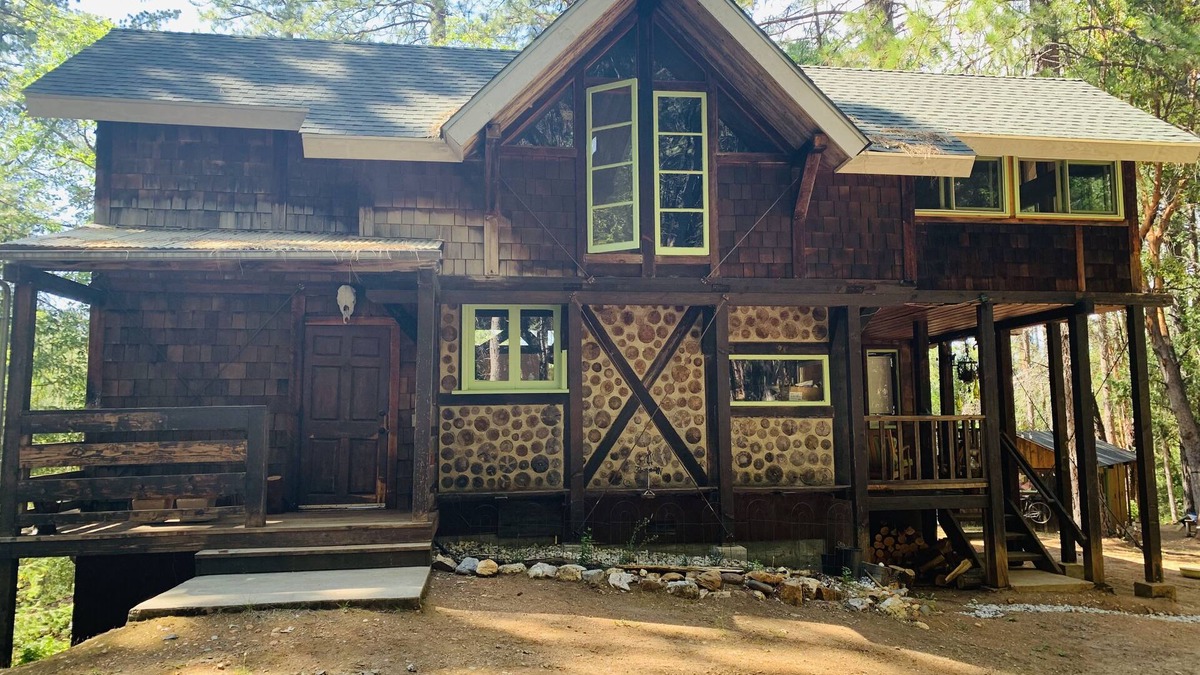 Nevada City Cottage | Holly’s Cottage in the Woods is meant for people who love to unplug.