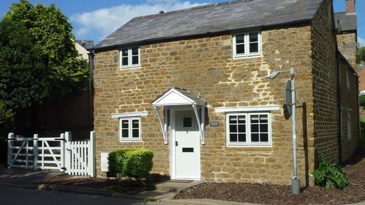 Hook Norton Cottage | HOLLYTREE COTTAGE, pet friendly, with a garden in Hook Norton