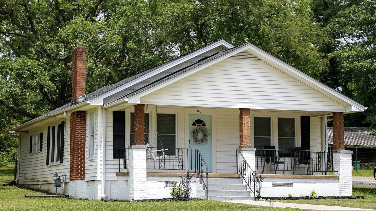 Greer House | HollyWild House Cozy 3-Bedroom Bungalow Downtown Greer