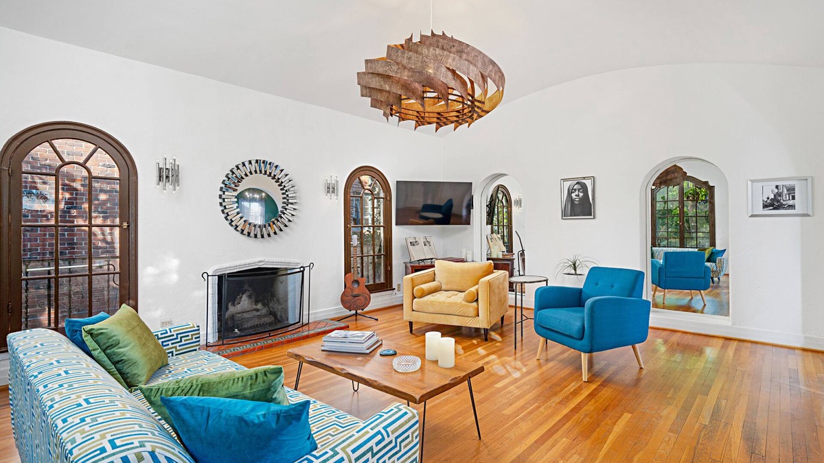 Los Feliz Apartment | Hollywood Glam + Modern Comfort at Griffith Park