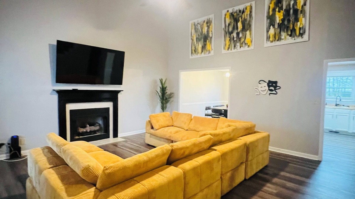 Clarksville House | Hollywood Hideaway, Amazing, Comfy, Spacious 4-bedroom house in w/theater room