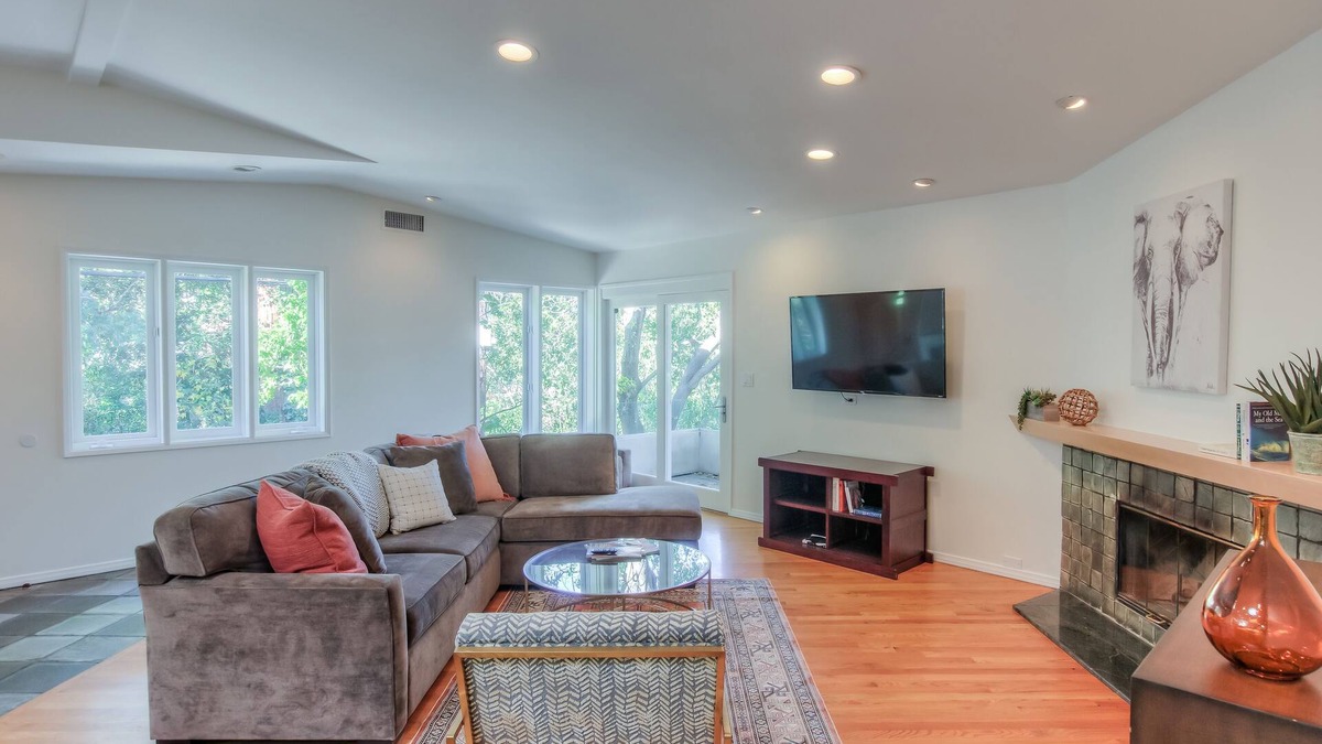 Hollywood Hills West House | Hollywood Hills Retreat ★ Big Backyard in Peaceful Setting ★ 2 Car Garage