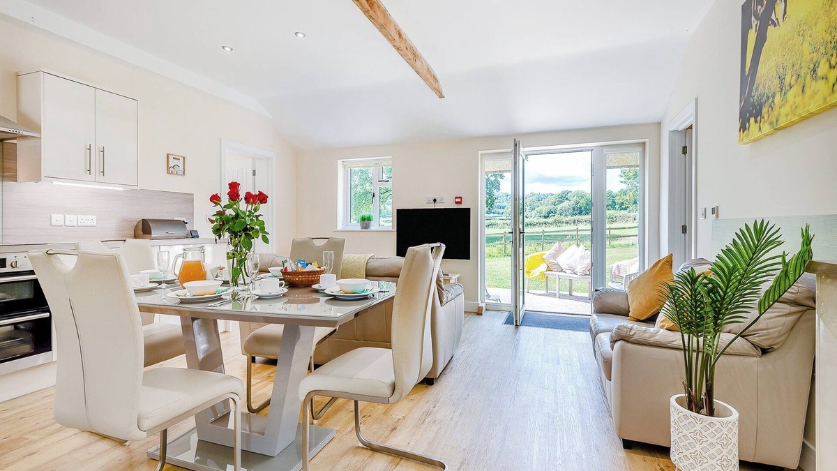 Woolland Cottage | Hollywood is the kind of place where families/friends can unwind.