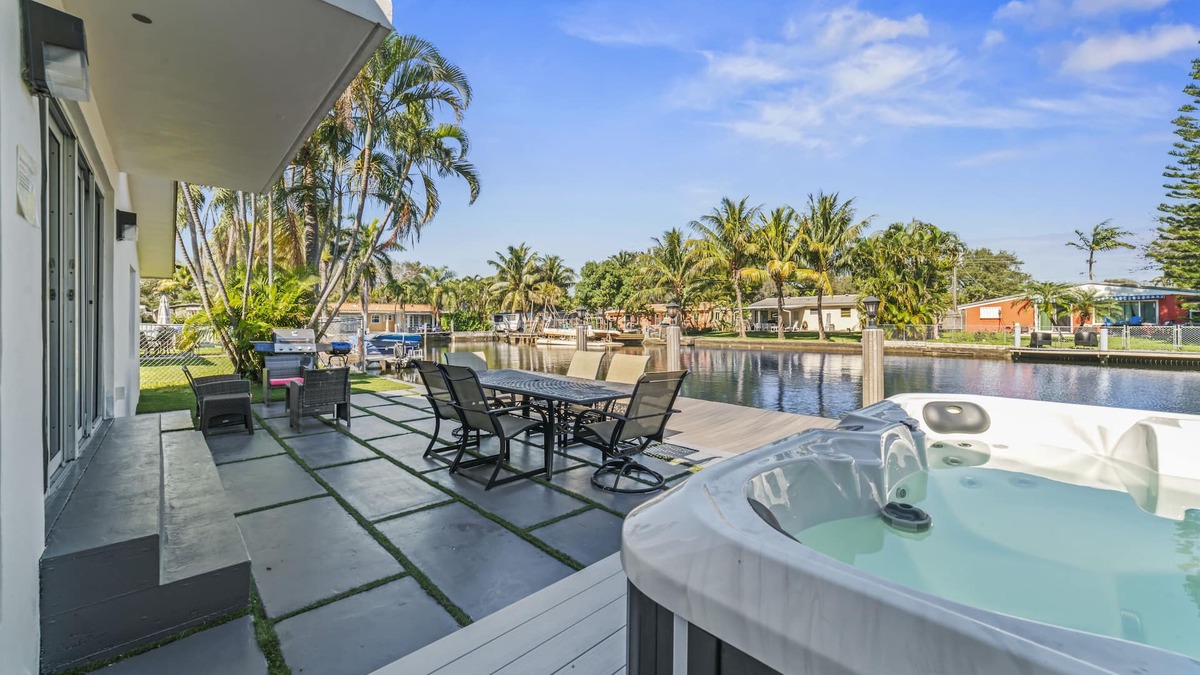 North Central Hollywood House | Hollywood Villa on the water - Modern 4 BR w/dock + hot tub