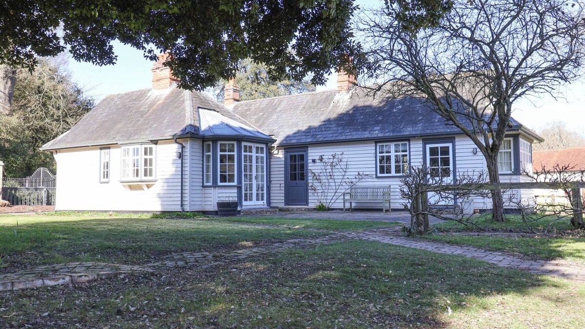 Tendring Cottage | HOLM OAK LODGE, character holiday cottage, with open fire in Weeley