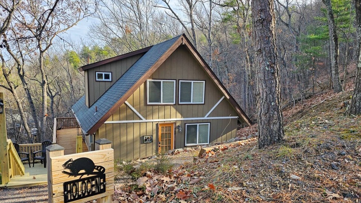 Mount Jackson Ski Chalet | Holocene Chalet - treetop mountain views!
