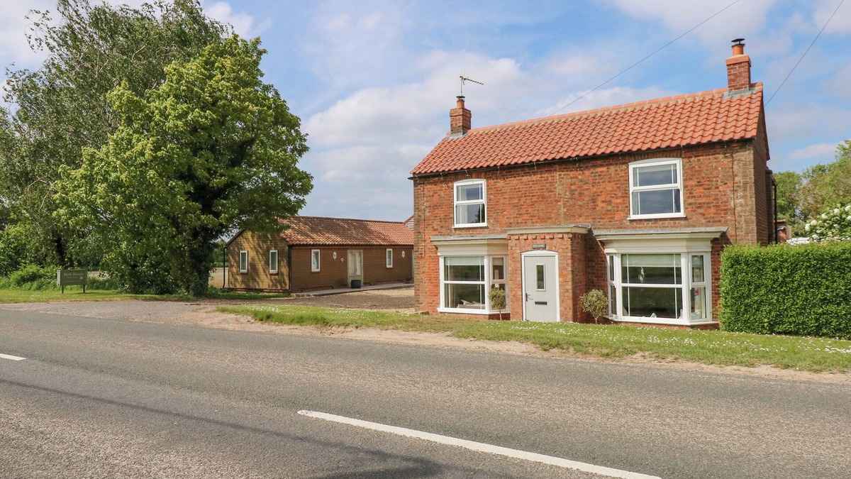 Frampton House | HOLT HOUSE, pet friendly, character holiday cottage in Bicker
