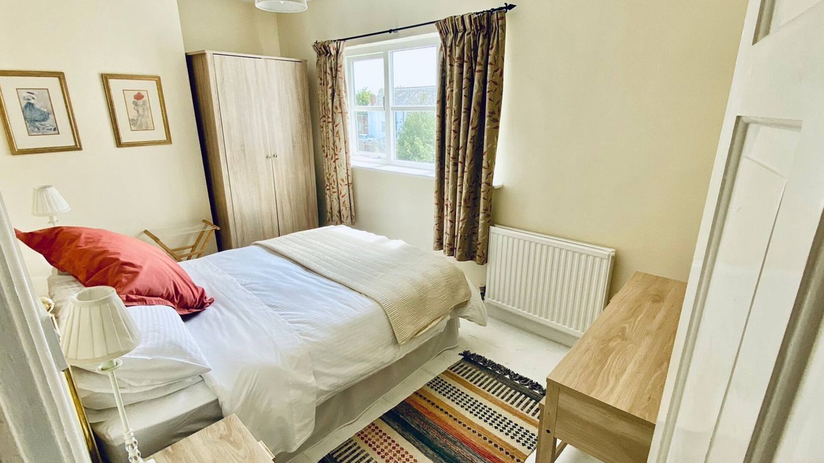 Holt House | Holt, Wrexham nr Chester, welcoming, historical, 3 dbl bedrooms S/C