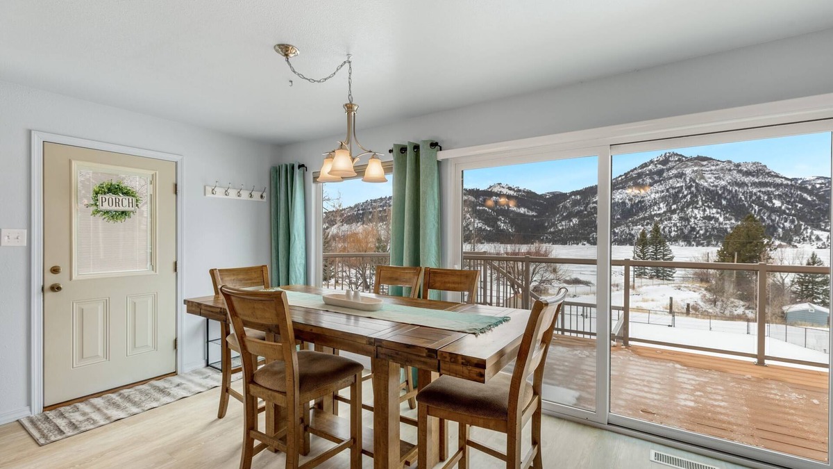 Wolf Creek House | Holter Lake at your fingertips