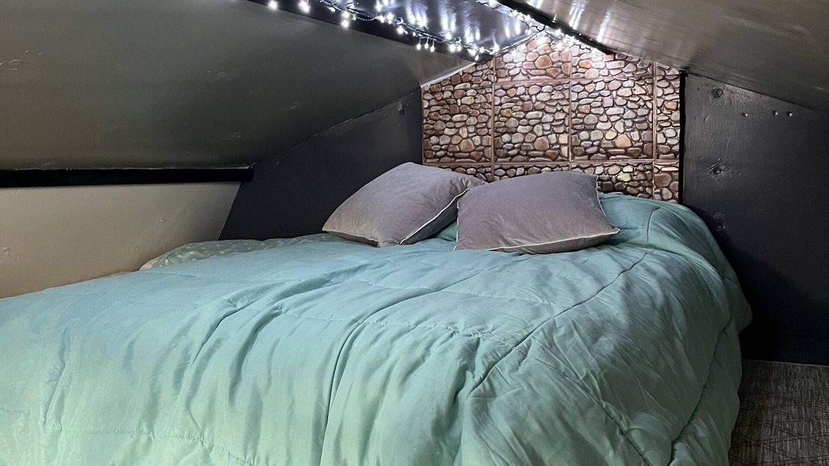 Temple Hill Cabin | HOLY MOLY looking for small family to spend time. Sleeps 5