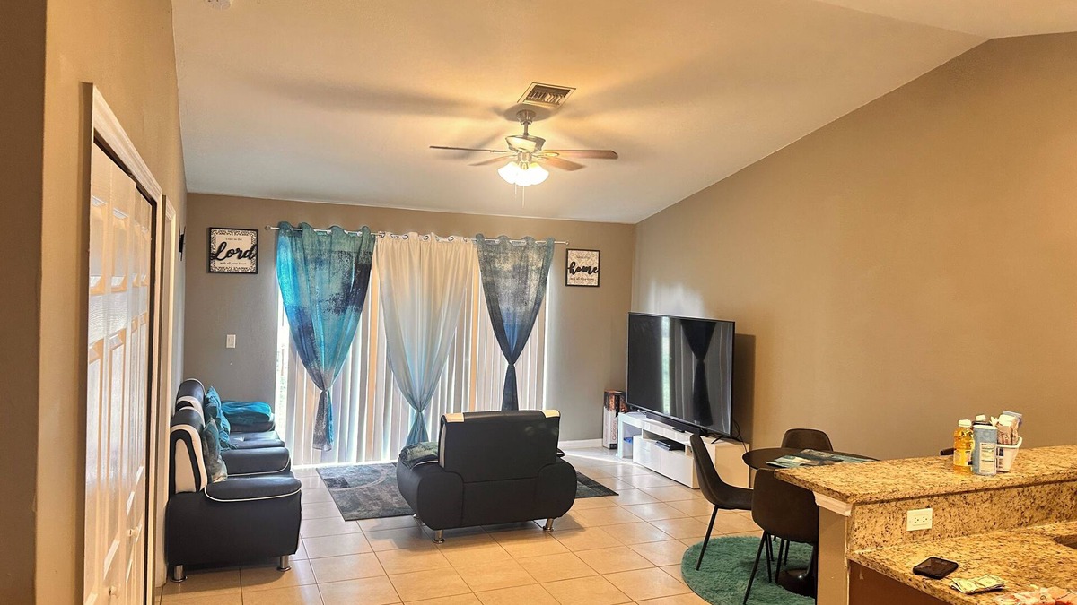 Westminister Apartment | Holy Resisdence, 3-bedroom apartment in awesome Lehigh Acres with WiFi, AC