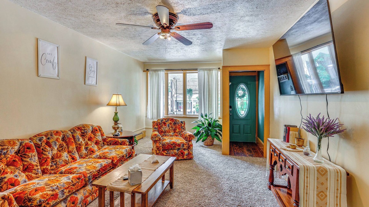 Mount Carmel House | Home 13 Mi to Knoebels Amusement Resort