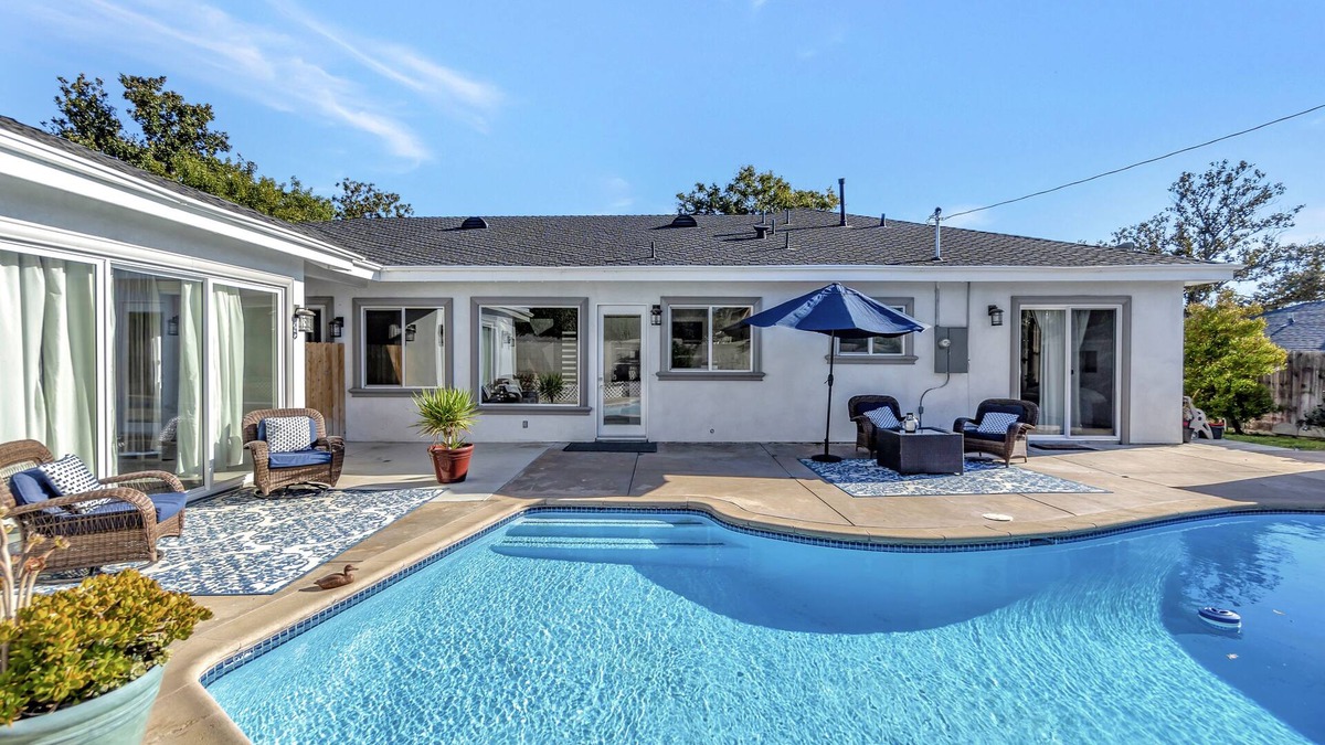 East Whittier House | HOME 20 MINS AWAY FROM DISNEY! 5 BEDS/5 FULL BATHS WITH GUESTHOUSE