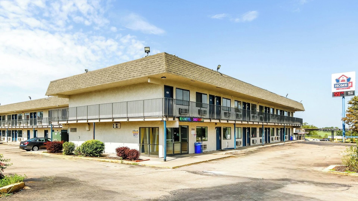 Topeka Hotel | Home 6 by Townhouse Topeka KS I 70