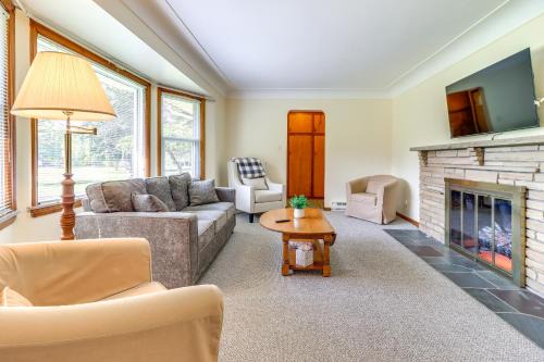 Southfield House | Home about 17 Mi to Detroit with Patio and Grill!