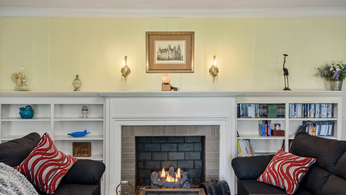 Ada House | Home adjacent to Country Club, near Hospitals, Park, College and shopping.
