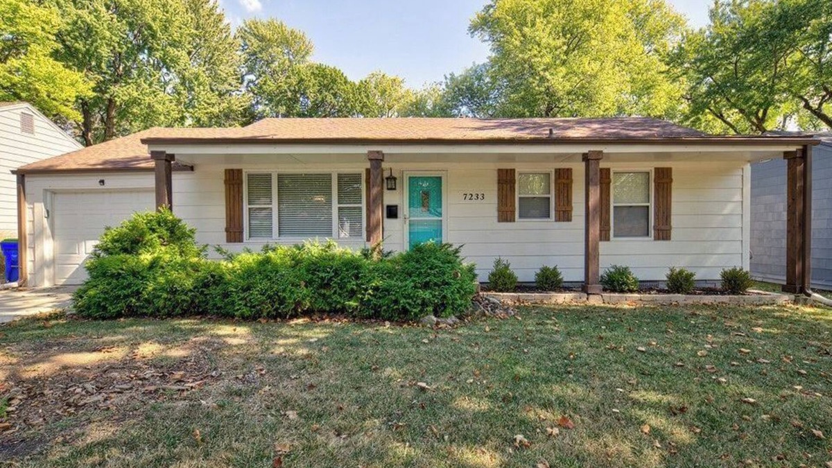 Overland Park House | ~Home away from Home~ FAST Wifi | BBQ Grill | Easy Self Check-in