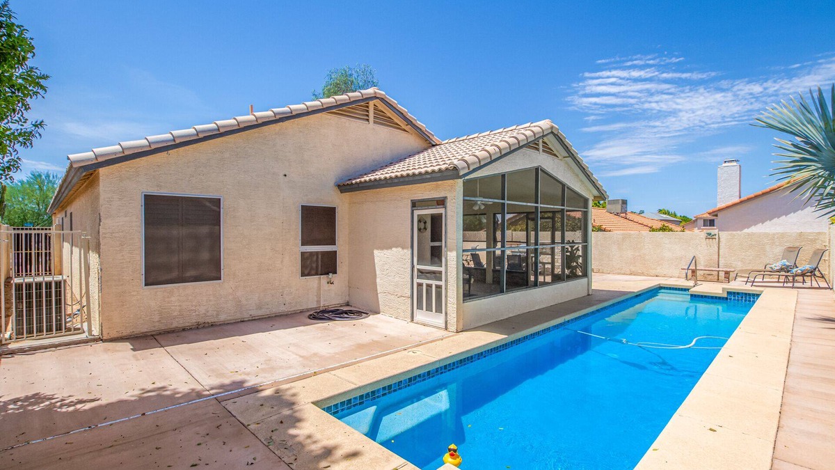 East Mesa House | Home away from home! 1 King 1 Queen 2 twins with a non-heated private pool!
