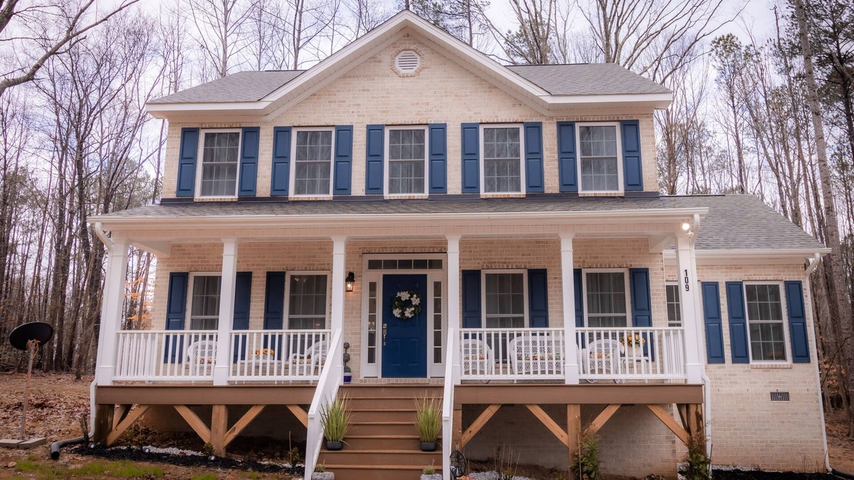 Macon House | HOME AWAY FROM HOME/2 -story modern farmhouse at Lake Gaston /HOT TUB AUG 1