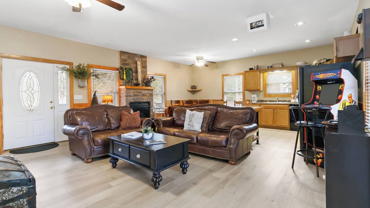 Sloans Valley House | Home Away From Home 25R- Fun, Lake Cumberland, Golf Carts, Pickleball, Pool