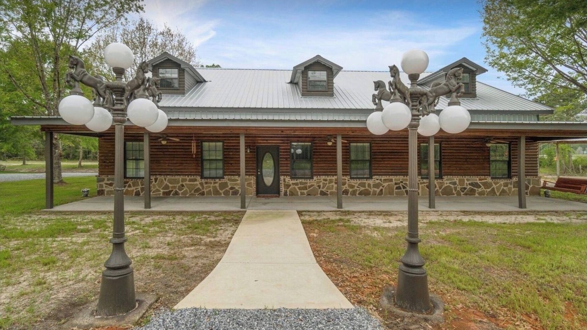 Eastabuchie Bed & Breakfast | Home away from home 4 beds, 1 king, 2 queen, set of bunk beds and sofa bed.