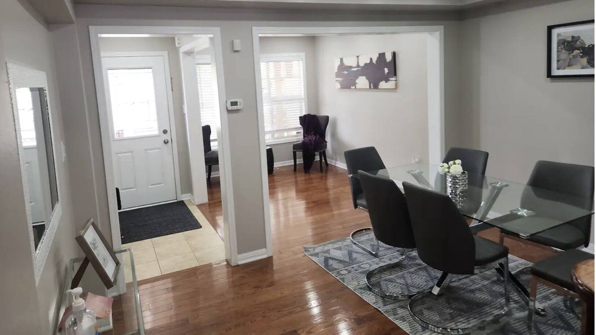 Halton Regional Municipality House | Home Away From Home! 4-bedroom house with a fully equipped kitchen, wi-fi & a TV