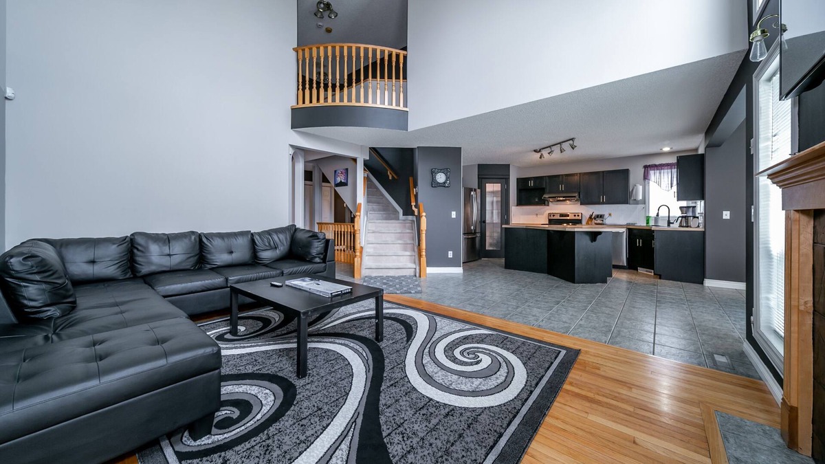 Northwest Edmonton House | Home Away From Home 5 Bed 3.5 Bath - Fast Wi-Fi