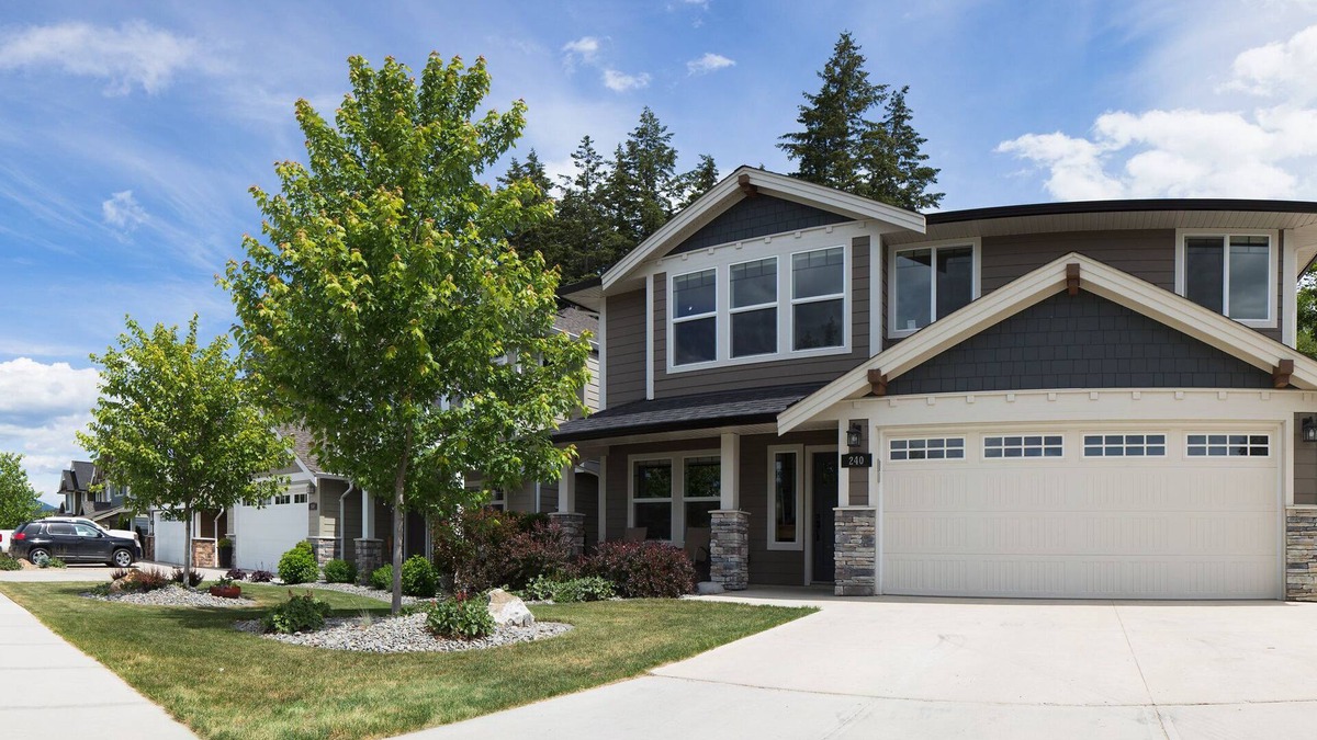Salmon Arm House | Home away from home in the Shuswap