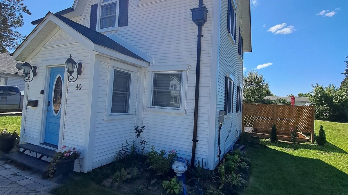 South River House | Home Away From Home, come and relax in a beautiful old country home with Jacuzzi