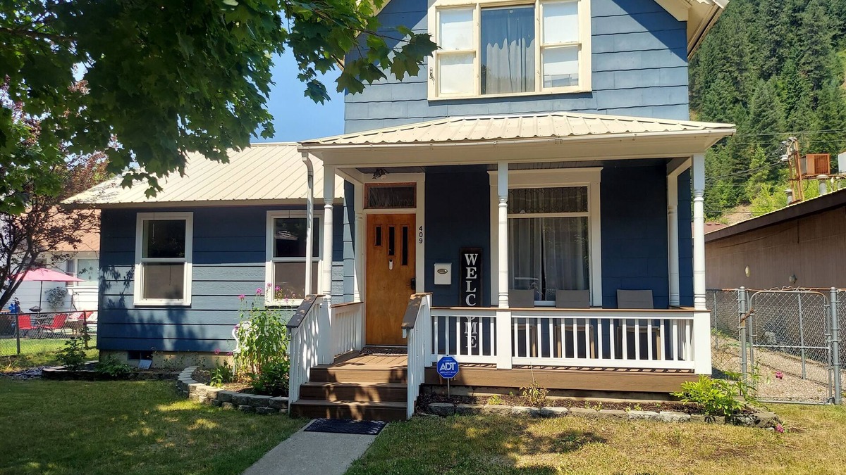 Wallace House | Home Away from Home in Wallace