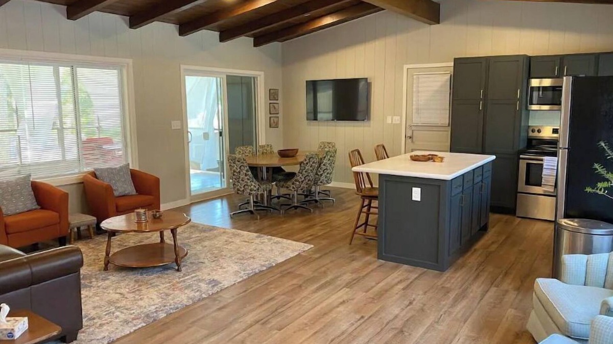 South Central Omaha House | Home away from Home- Mid Century Style - central Omaha (5 min from I-80)
