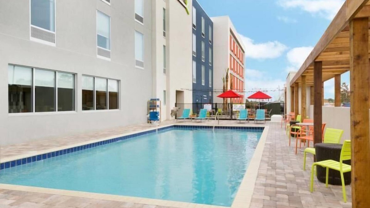 Airport North Hotel | Home Away From Home! Pet Friendly King Suite, Heated Pool & Free Breakfast!
