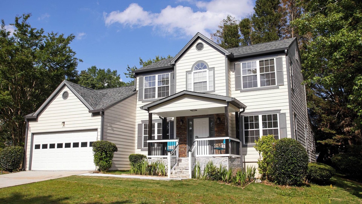 Johns Creek House | Home Away From Home! Johns Creek, 4BD, Sleeps 8, Chef's Kitchen, Office, Garage!