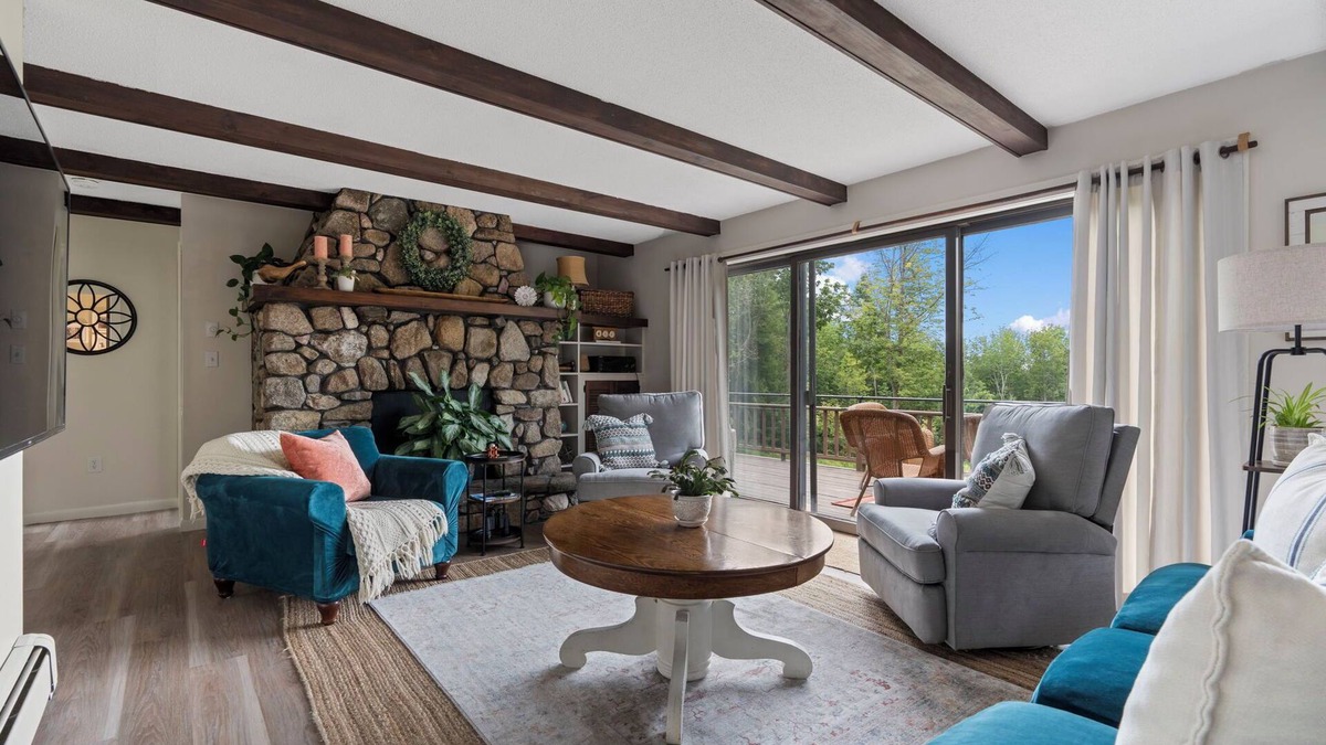 Oxford House | Home Away from Home with Mountain Views over Oxford Hills