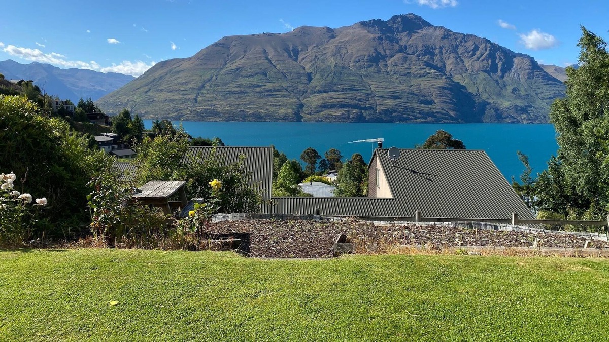 Fernhill House | Home away from home with stunning lake views