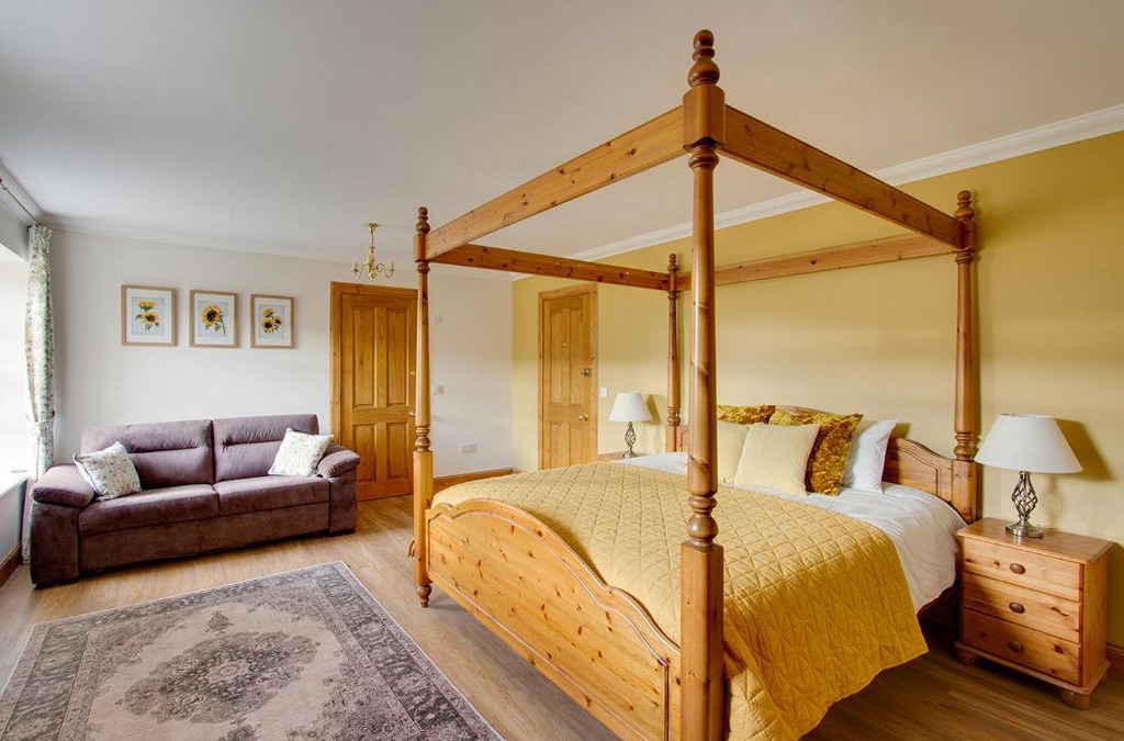 Forfar Bed & Breakfast | Home Farm B&B - Sunflower Room