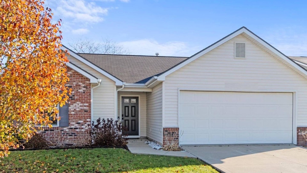 Fort Wayne House | Home for 5 w/Garage and Yard