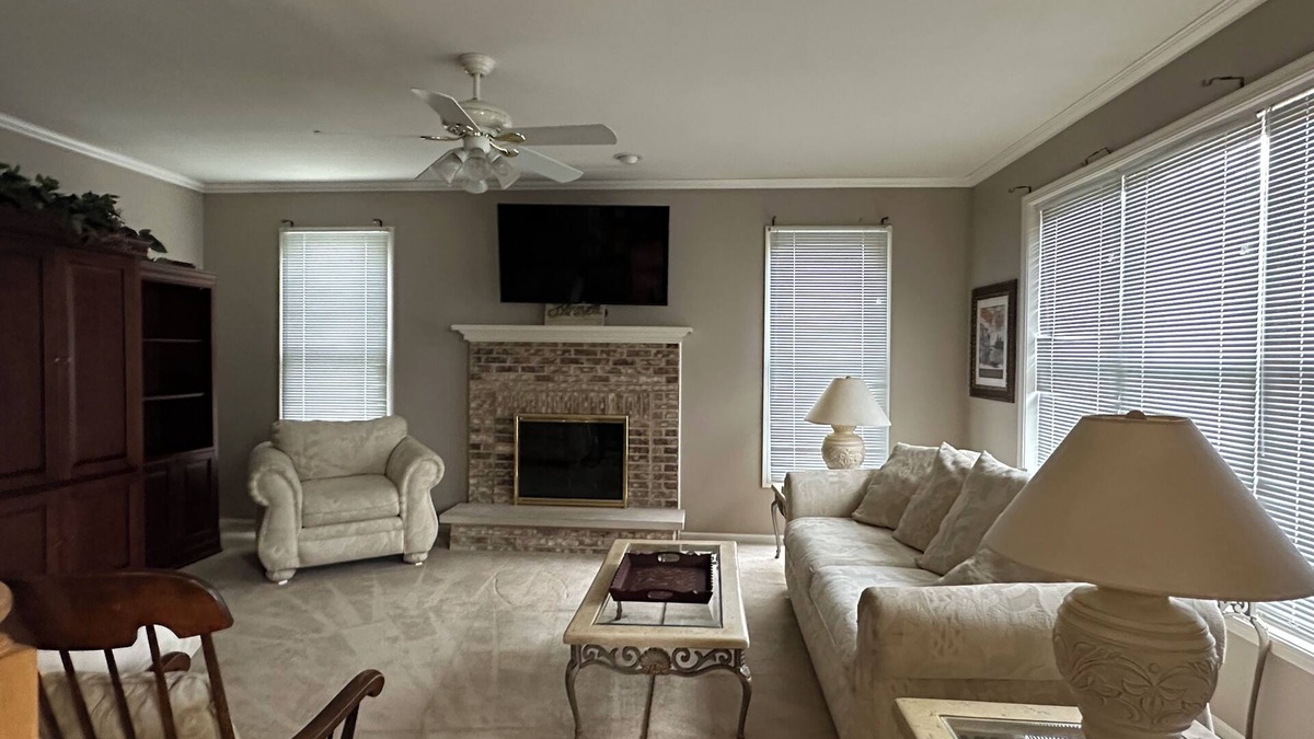 Carol Stream House | Home For The Holidays!
