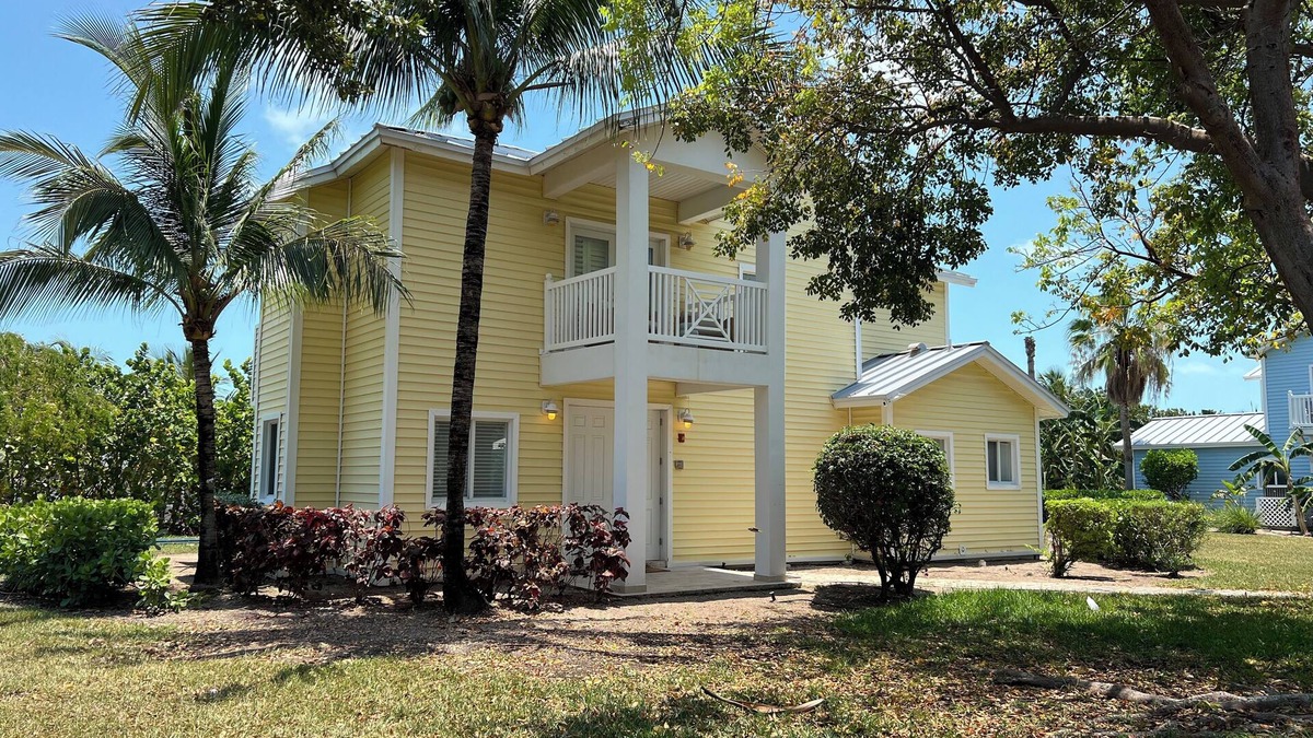 Alice Town House | Home in Bailey Town, Bimini Bay- North Bimini Optional Golf Cart and 43' Slip