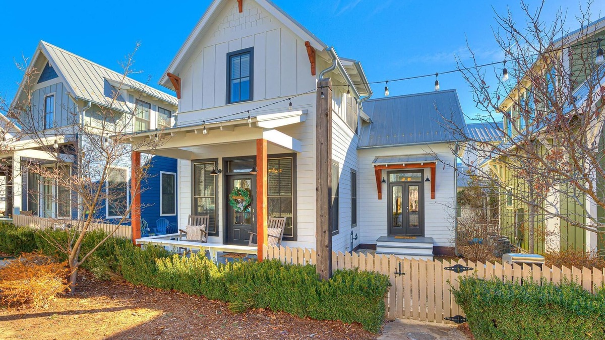 Eufaula Cottage | Home in Carlton Landing located on Twinkle Lane!
