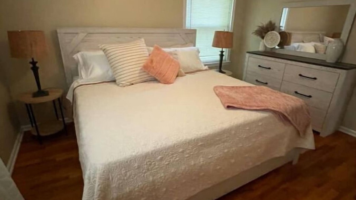 Davison House | Home in Davison 3BR 1BA + King BD + Pool Table